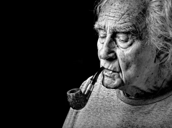 Old Man and His Pipe — Stock Photo, Image