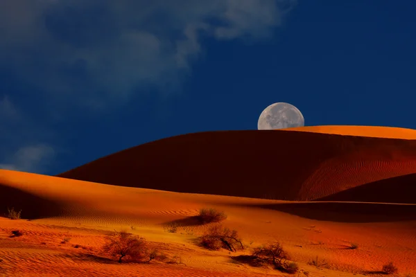 Nascer da lua sobre as dunas — Fotografia de Stock