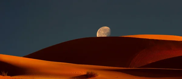 Salida de la luna sobre las dunas — Foto de Stock