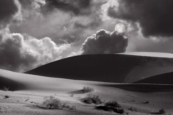 Ayın yükselişine dunes üzerinde — Stok fotoğraf