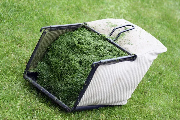 芝生芝刈り機バスケット — ストック写真