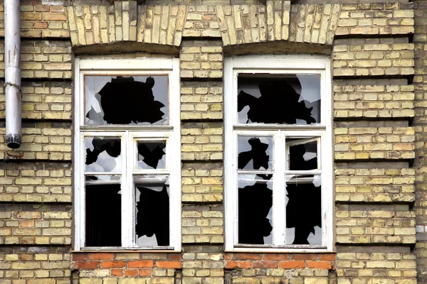 Два разбитых окна — стоковое фото