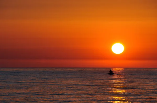 Gün batımı ve tekne — Stok fotoğraf