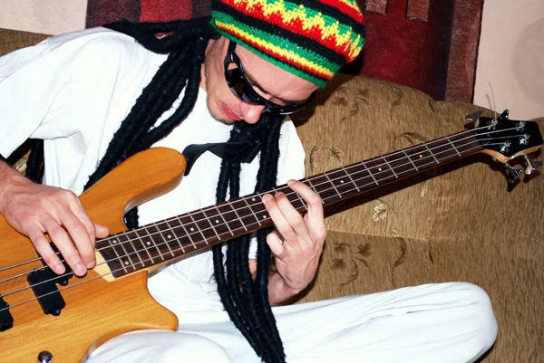 Um jovem com uma guitarra baixo — Fotografia de Stock
