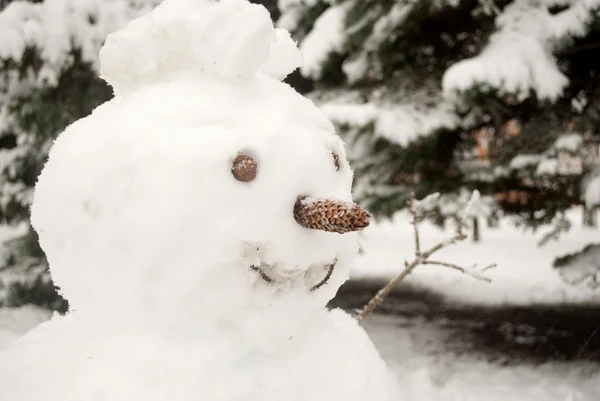 Fröhlicher Schneemann Auf Dem Hintergrund Von Bäumen — Stockfoto