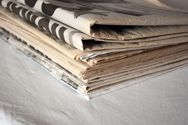 スクラップ紙 新聞の大きな札束 — ストック写真