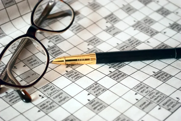 メガネと Scanwords に横たわっているペン — ストック写真