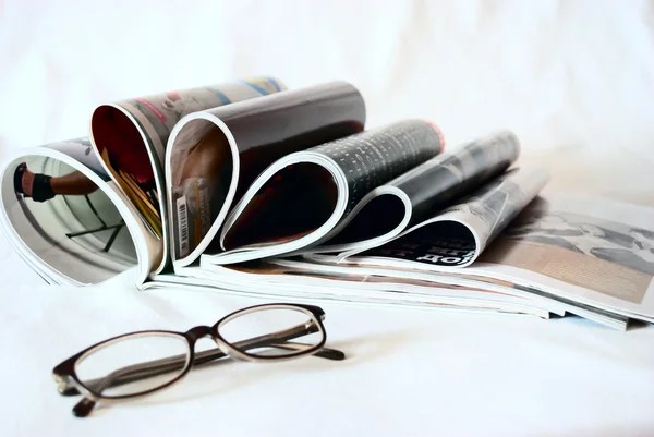 Viele Zeitschriften Machen Spaß Mit Brille Auf Dem Tisch Liegen — Stockfoto