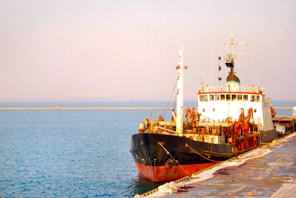 Het Schip Haven Tegen Achtergrond Van Zee — Stockfoto