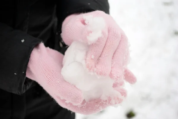 Handen Handschoenen Roze Sneeuw Mold Winter Leuk Spel — Stockfoto