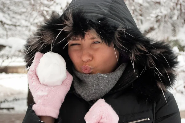 Dívka Růžové Rukavice Drží Sněhu — Stock fotografie