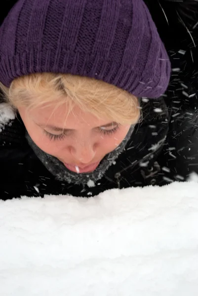 雪を吹く公園で散歩に若い女の子 — ストック写真