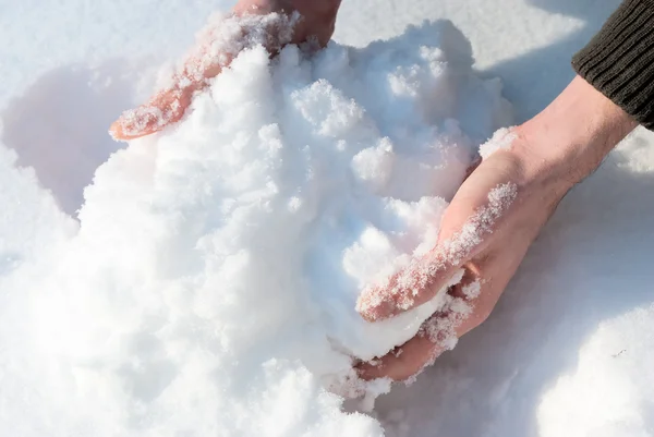 Männerhände Formen Einen Schneeball Auf Einem Hintergrund Aus Schnee — Stockfoto