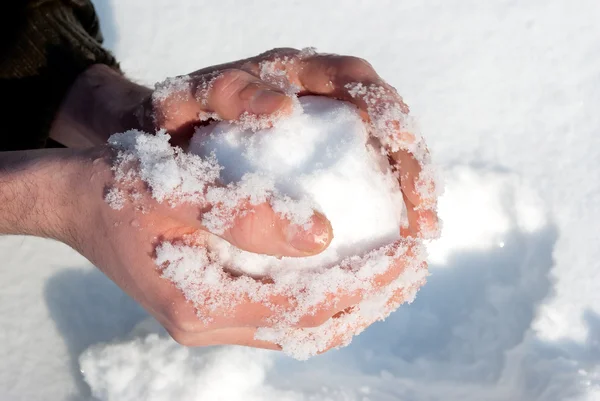 Mãos Dos Homens Fazem Uma Bola Neve Fundo Neve — Fotografia de Stock