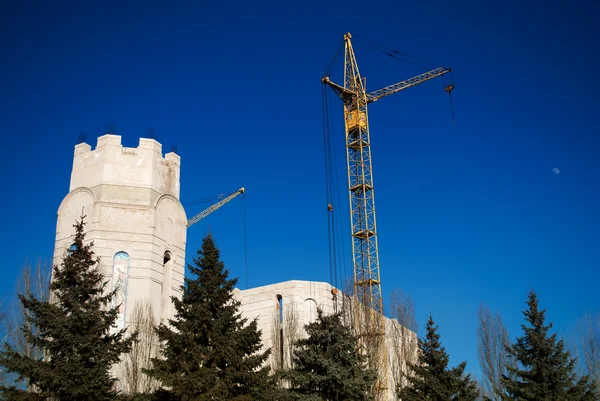 Gele Kraan Een Achtergrond Van Blauwe Sky Church Aanbouw — Stockfoto