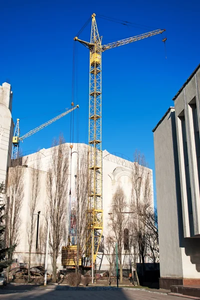Gelber Kran Vor Blauem Himmel Kirche Bau — Stockfoto