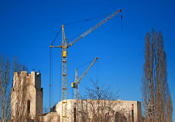 建設中の青い Sky Church の背景に黄色クレーン — ストック写真