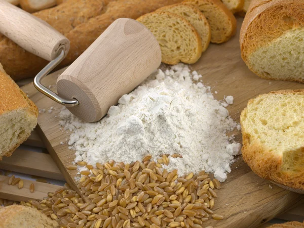 Pão e farinha — Fotografia de Stock