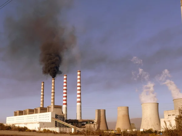 Smoking chimneys of power station — Stock Photo, Image