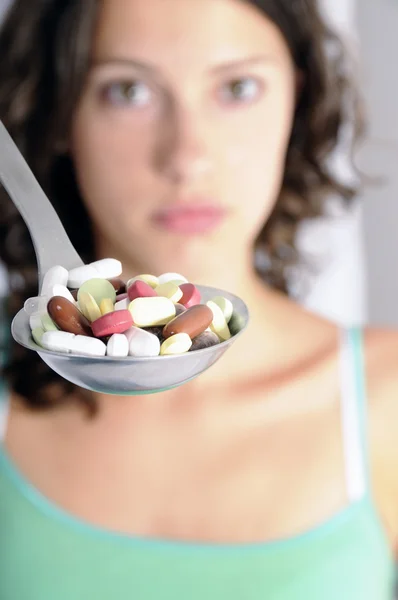 Dziewczyna boi się tabletki — Zdjęcie stockowe