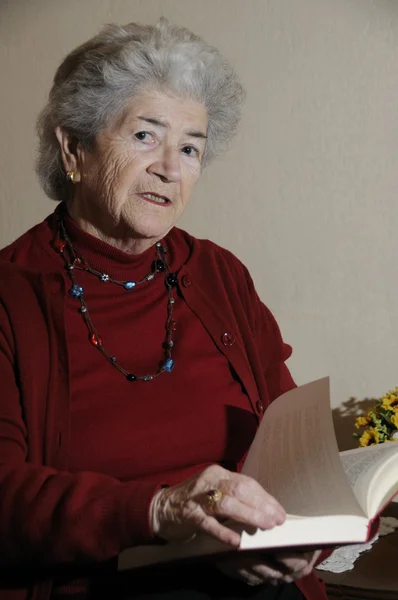 Femeia în vârstă citind cartea — Fotografie, imagine de stoc