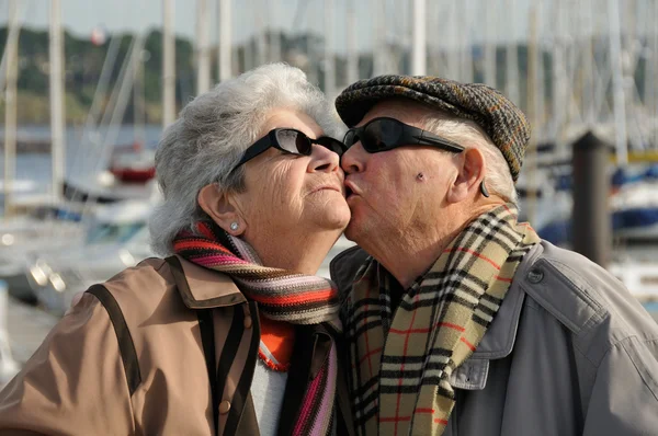 Bătrân în vârstă sărutându-și soția — Fotografie, imagine de stoc