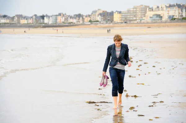 Spacerując po plaży — Zdjęcie stockowe