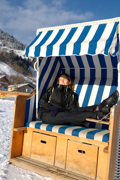 Плетёное плетёное пляжное кресло — стоковое фото