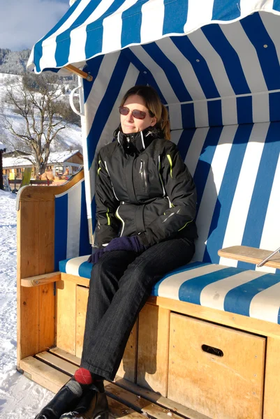 Młoda Kobieta Zadaszony Wiklinowy Kosz Plażowy Dzień Słoneczny Zimowy Austrii — Zdjęcie stockowe