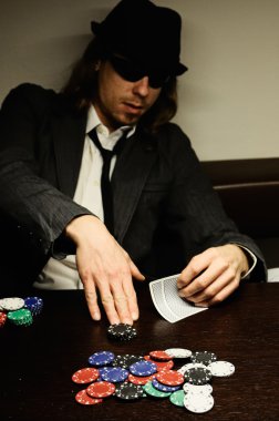 poker oynayan adam