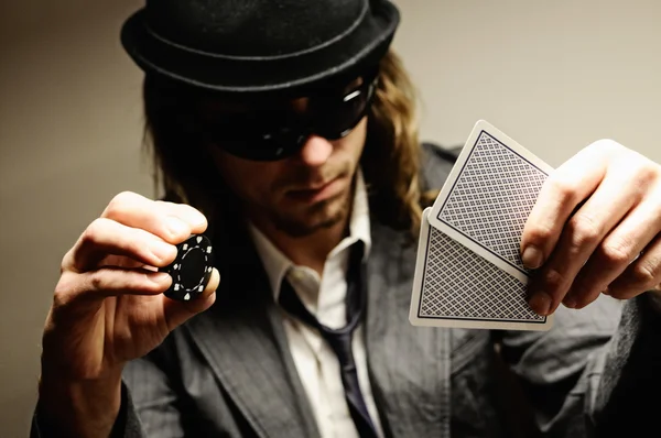 Человек Шляпе Очках Играет Подпольный Покер — стоковое фото