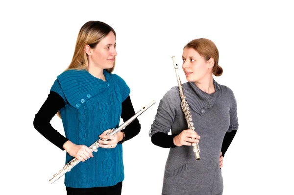 Duas Jovens Mulheres Tocando Flauta Transversal Isoladas Fundo Branco — Fotografia de Stock