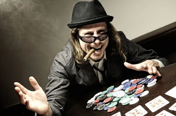 Άνθρωπος Καπέλο Και Γυαλιά Υπόγεια Πόκερ — Φωτογραφία Αρχείου