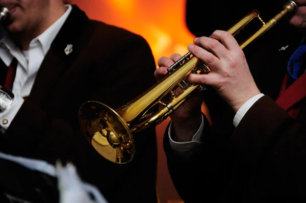 Zastřelil Člověka Hrající Trumpeta Svou Kapelou Scéně — Stock fotografie