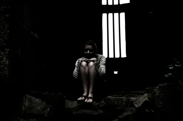 Молодая Женщина Сидящая Темном Подземелье Тюрьме — стоковое фото