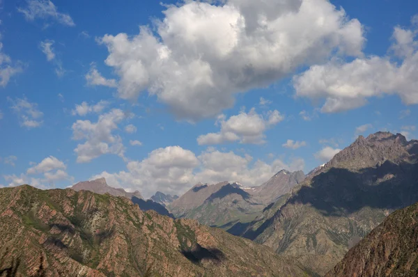 Kleurrijke bergen met lucht en de wolken — Stockfoto