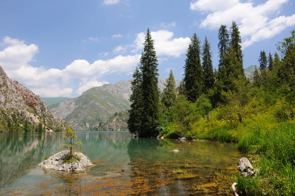 Красочное озеро Сары-Челек с горами, небом и облаками — стоковое фото