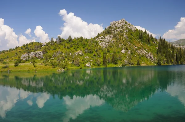 Барвисті Сари-Chelek озеро з гори, небо та хмари — стокове фото