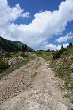 renkli dağların road, gökyüzü ve bulutlar