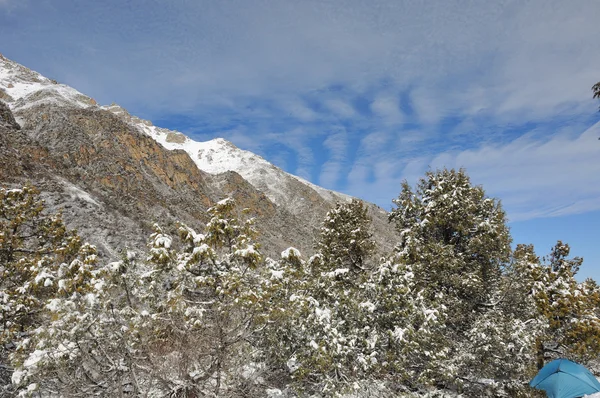 青い空と雲と山の冬 — ストック写真