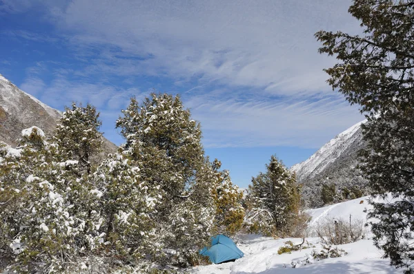 Inverno em montanhas com céu azul e nuvens — Fotografia de Stock