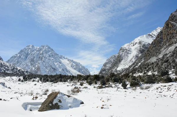 Winter in den Bergen mit blauem Himmel und Wolken — Stockfoto