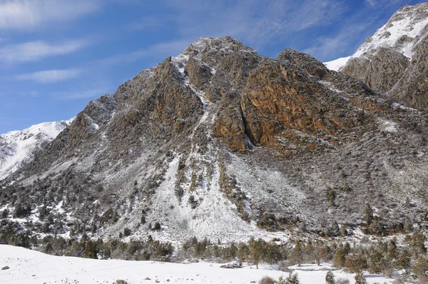 Zima v horách s modrou oblohou — Stock fotografie