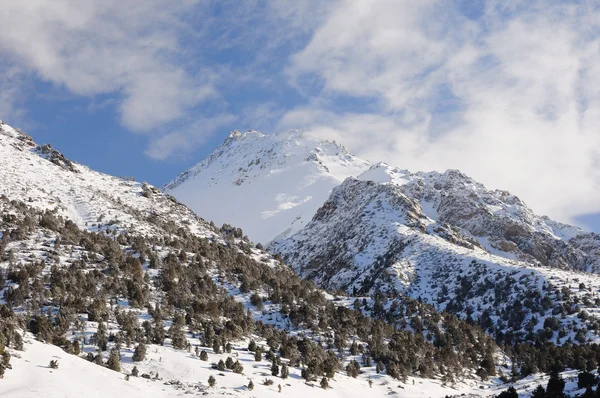 Зима в горах с голубым небом и облаками — стоковое фото