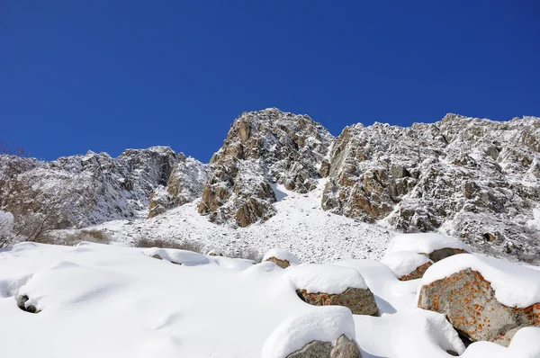 Winter in mountains with blue sky and clouds — Stock Photo, Image