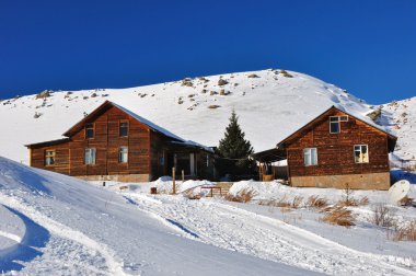 alpine hut ve mavi gökyüzü ile dağlarda kış