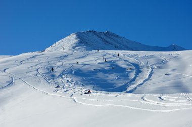 kış mavi gökyüzü ve kayakçı ile dağlarda