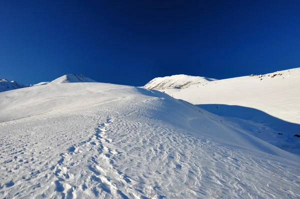 Inverno in montagna con cielo azzurro e sciatore — Foto Stock