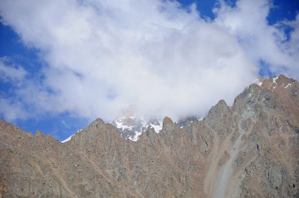 바위와 구름과 푸른 하늘 — 스톡 사진