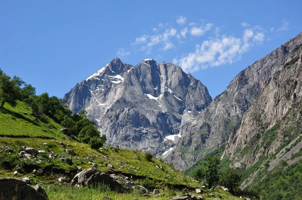 Desfiladero de montaña y roca — Foto de Stock